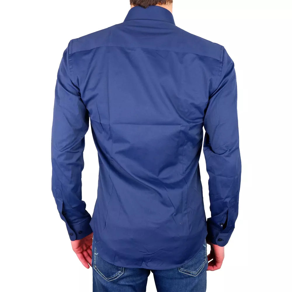 Blaues Baumwollhemd