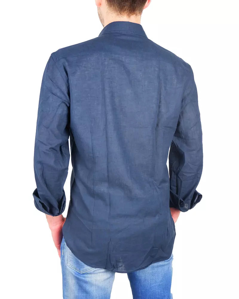 Blaues Baumwollhemd