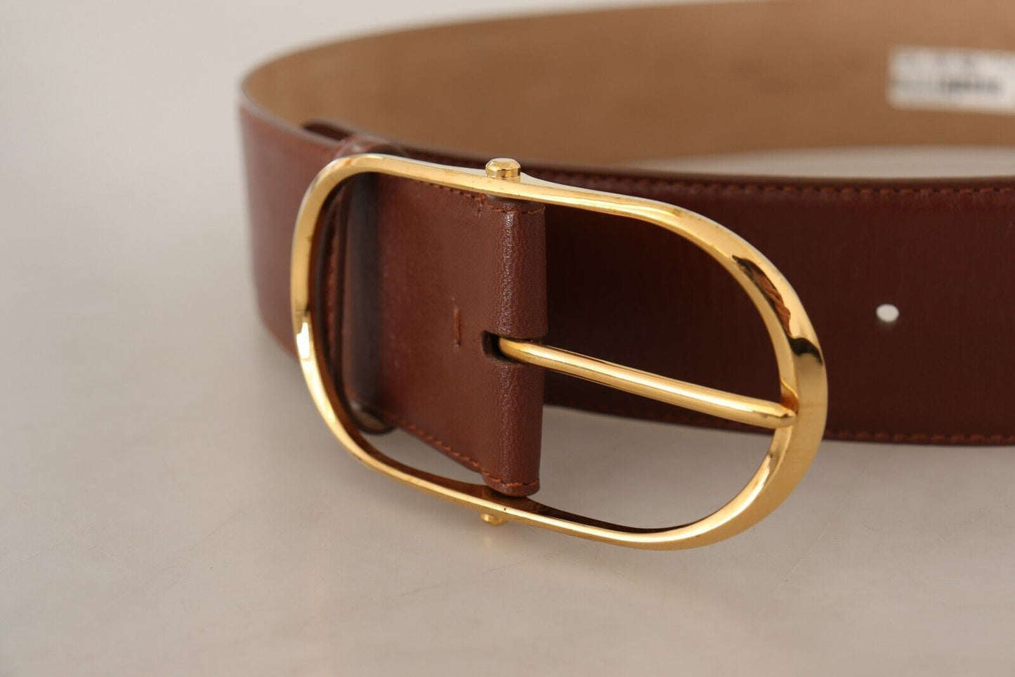 Brauner Ledergürtel mit ovaler Metallschnalle