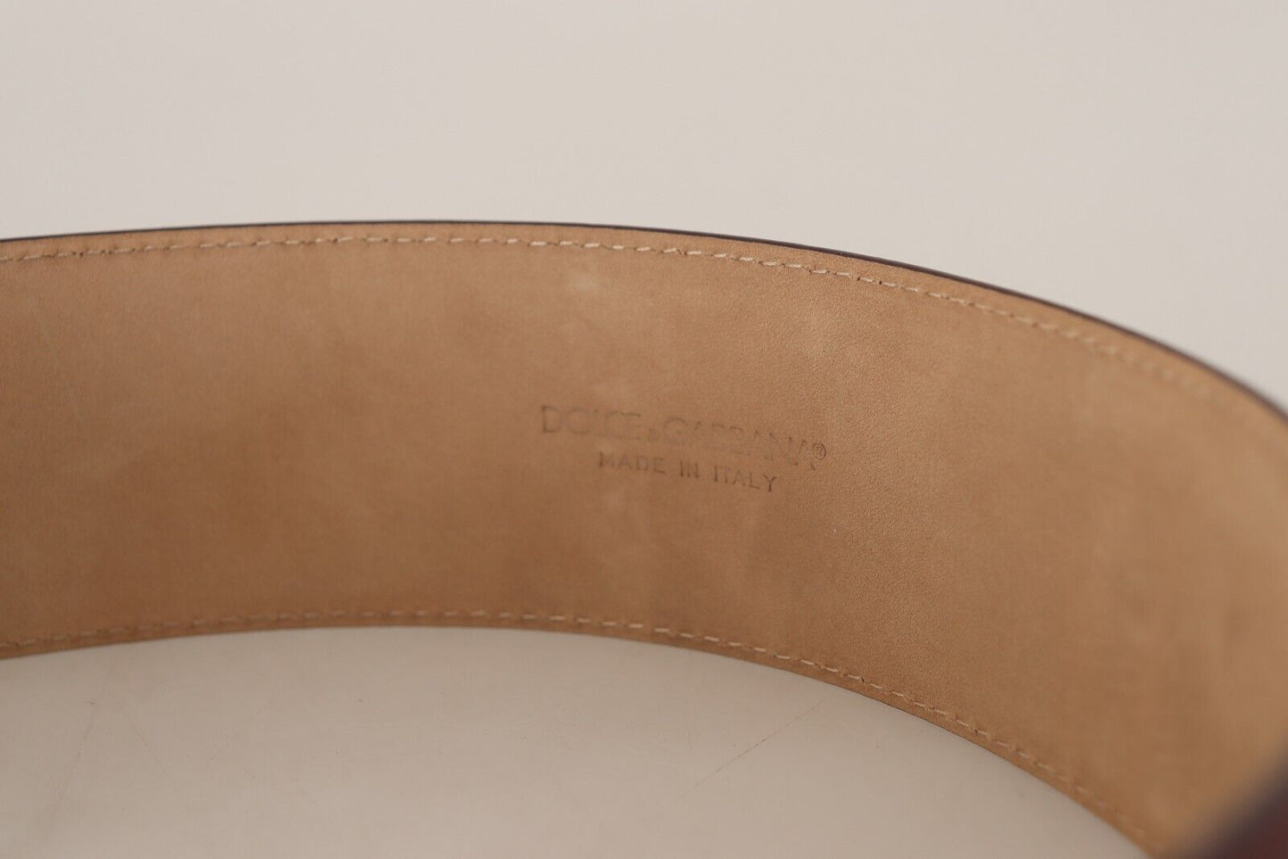 Kastanienbrauner Ledergürtel mit quadratischer Metallschnalle