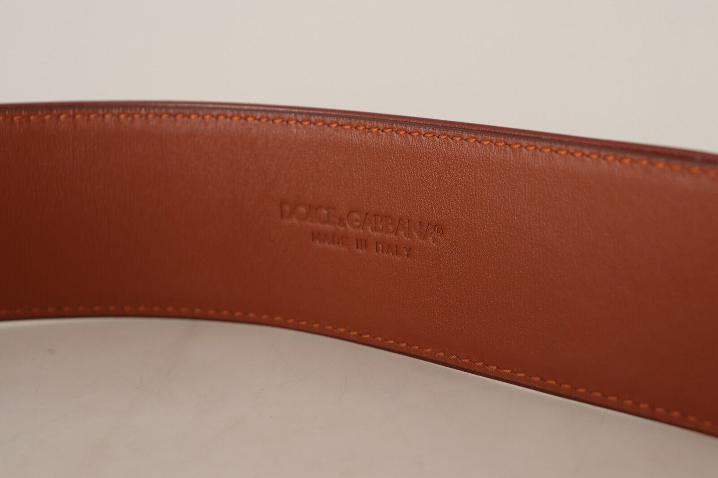 Brauner Ledergürtel mit ovaler Metallschnalle