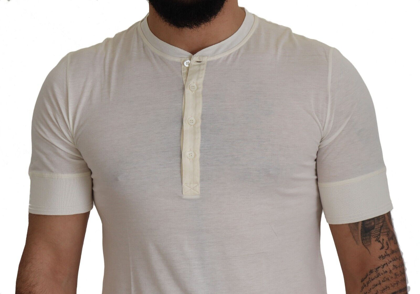 Weißes T-Shirt mit kurzem Rundhalsausschnitt und Knopfverschluss