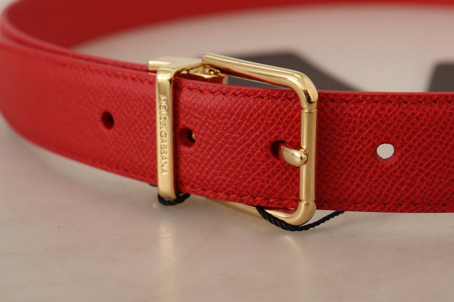 Roter Vollledergürtel mit goldener Metallschnalle