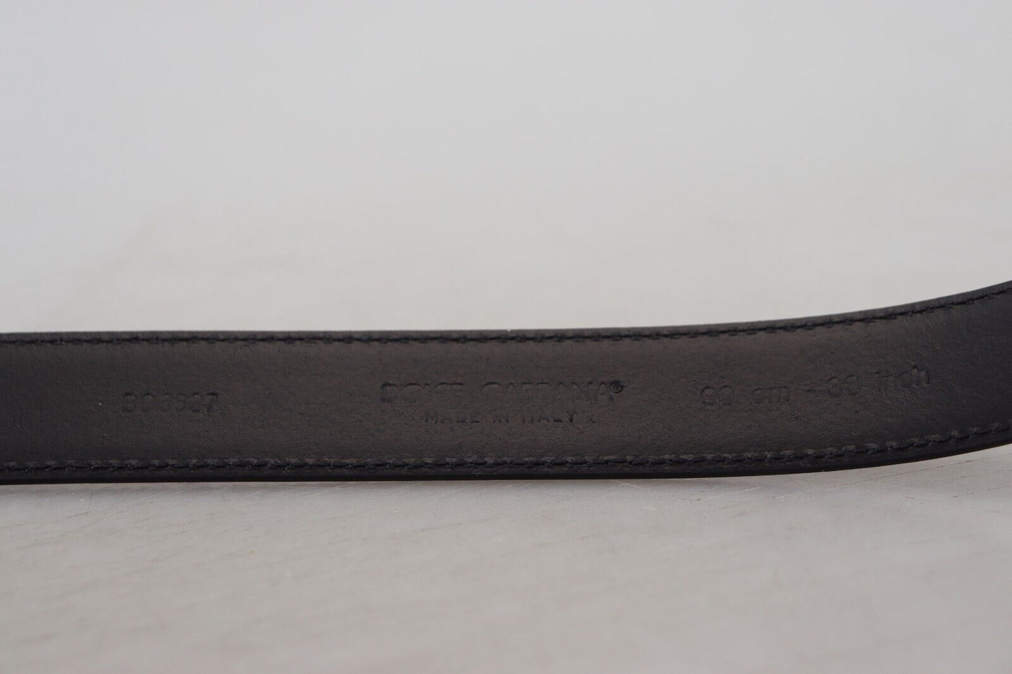 Schwarzer Leder Gürtel mit silberfarbener Metallschnalle