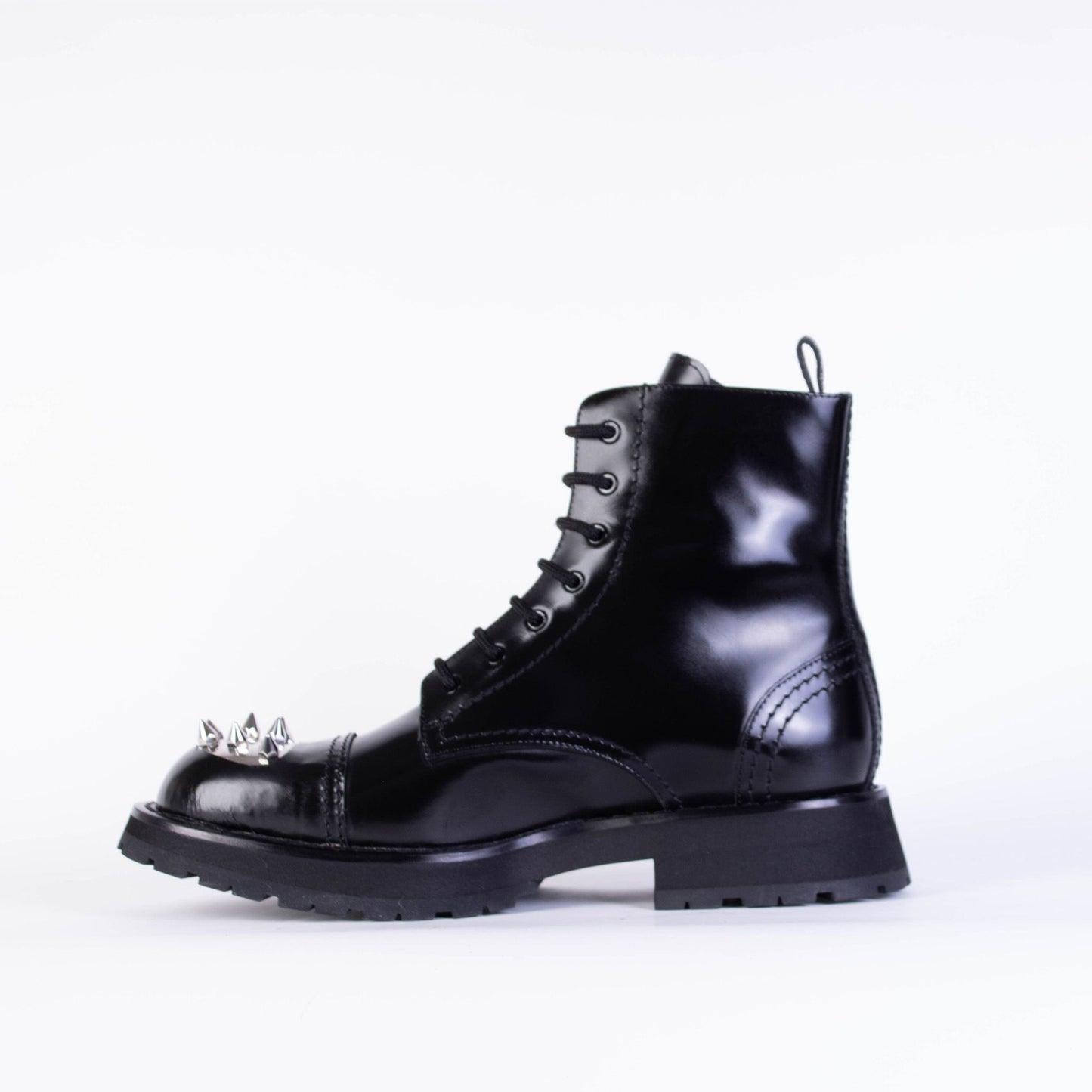 Schwarze Nietenstiefel aus Leder