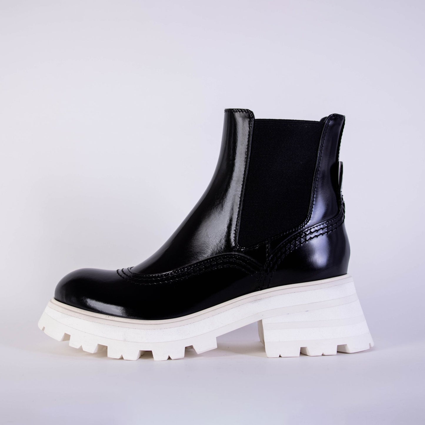 Chelsea-Stiefel aus schwarzem Leder mit weißer Sohle