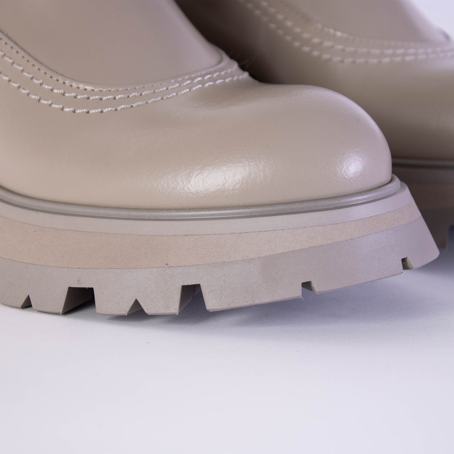 Graue Chelsea-Stiefel aus Leder