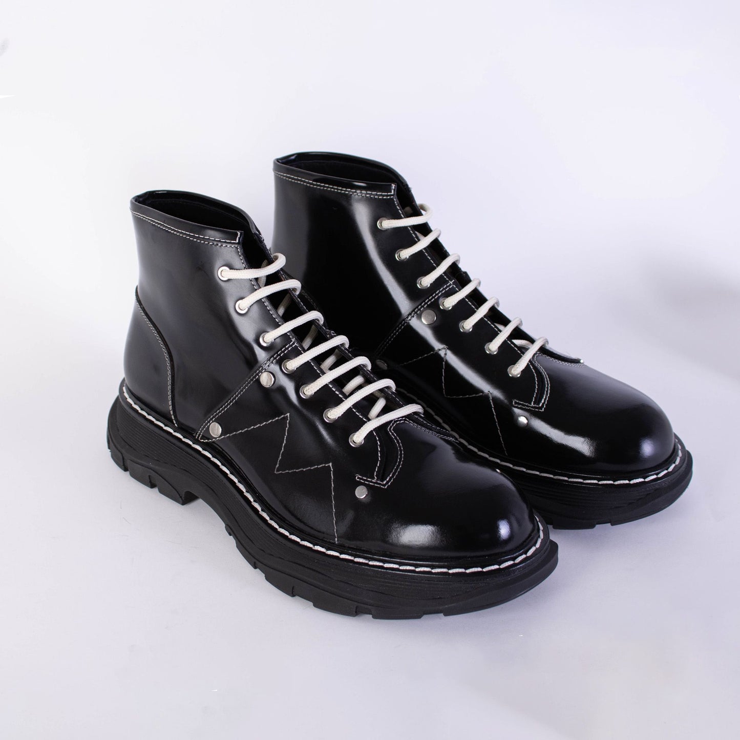 Weiße Schnürsenkel Schwarze Lederstiefel
