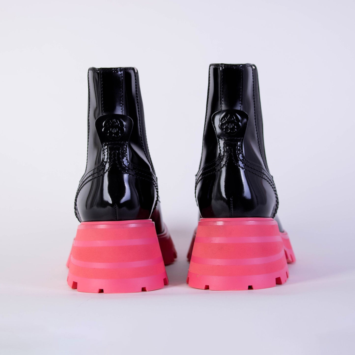 Schwarzes Leder Fluo Rosa Sohle Chelsea Boots