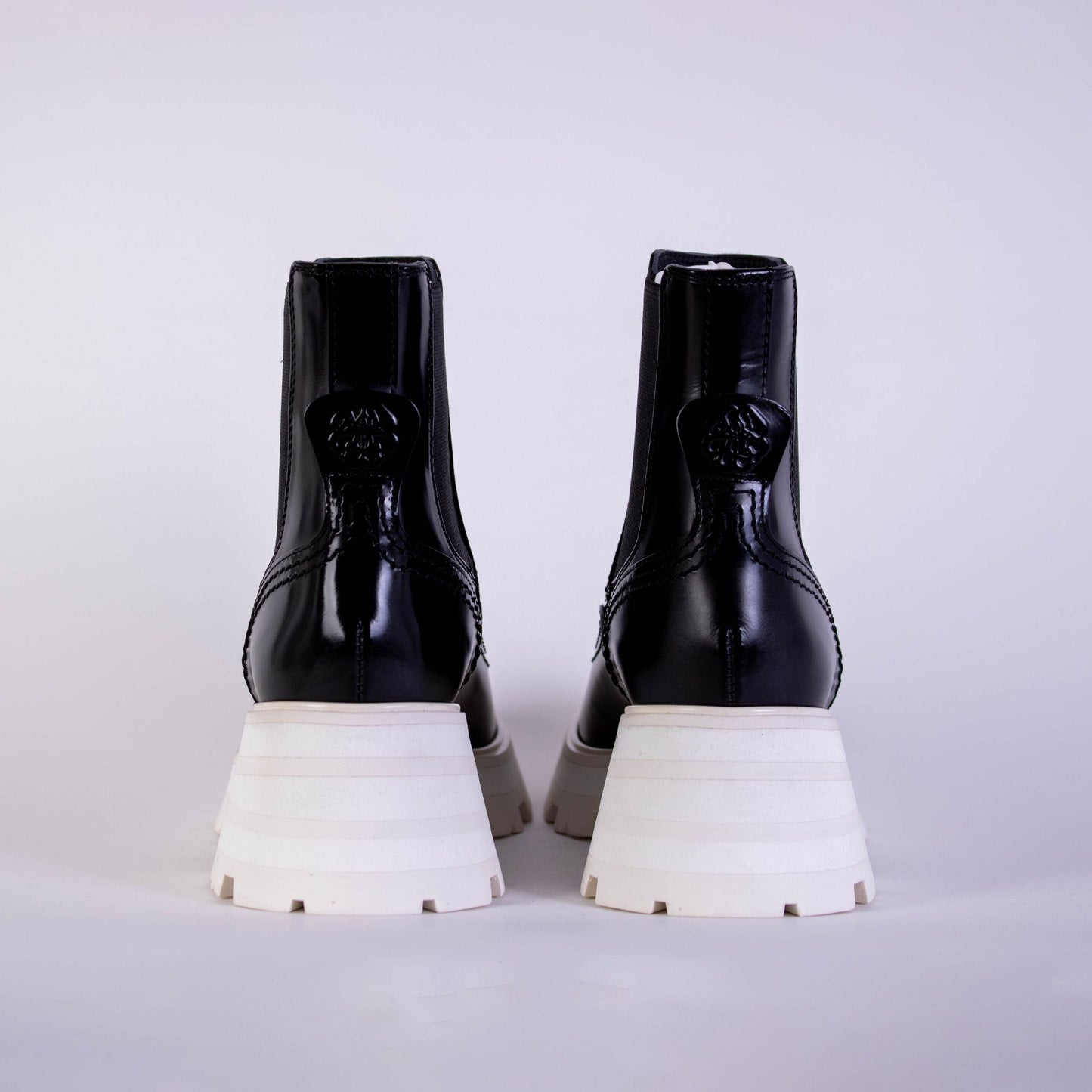 Chelsea-Stiefel aus schwarzem Leder mit weißer Sohle
