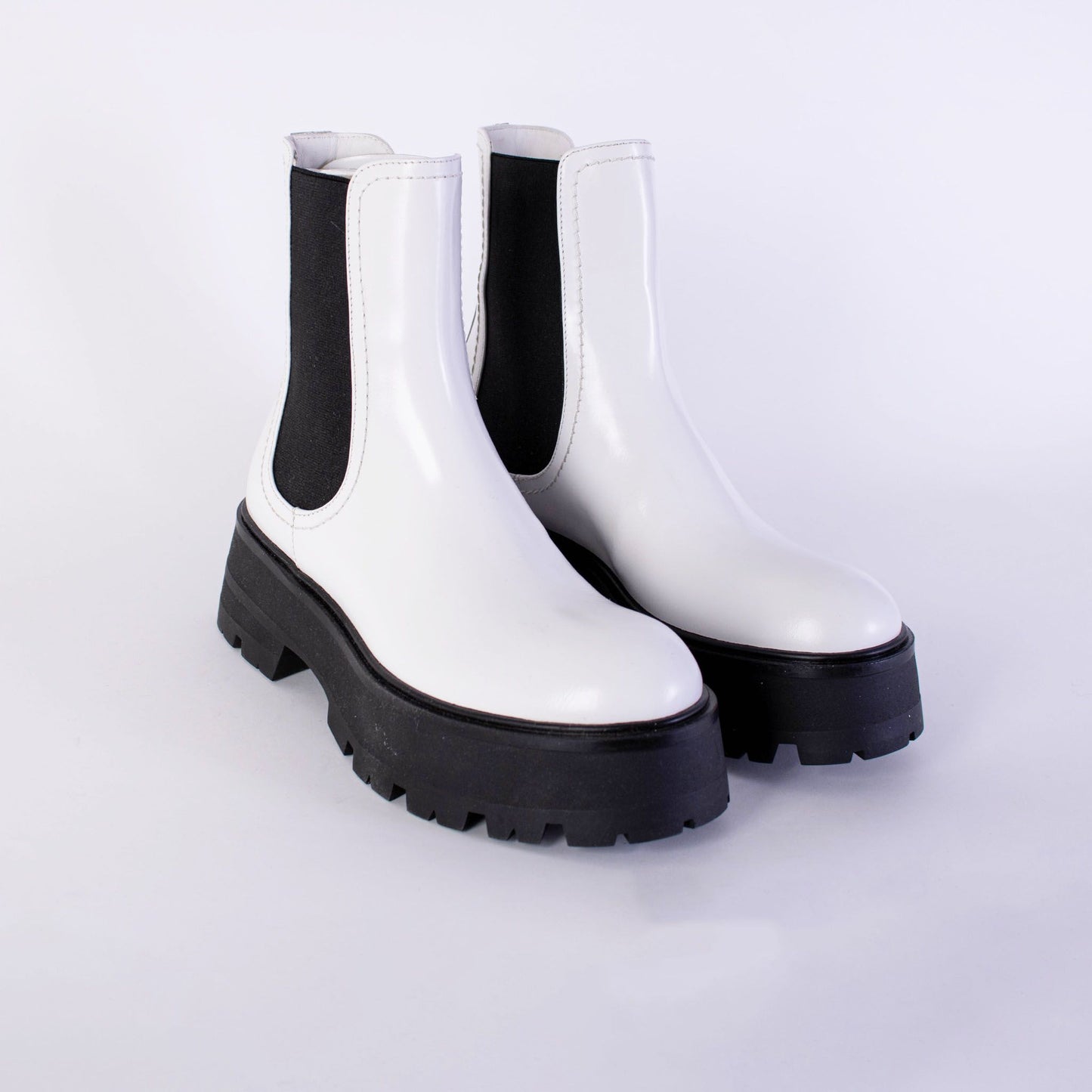 Weiße und schwarze Chelsea Boots aus Leder