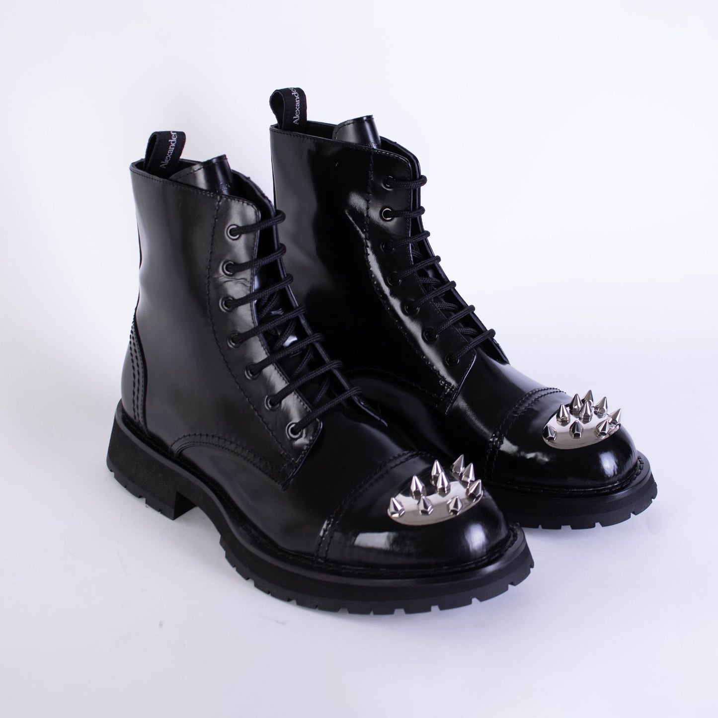 Schwarze Nietenstiefel aus Leder