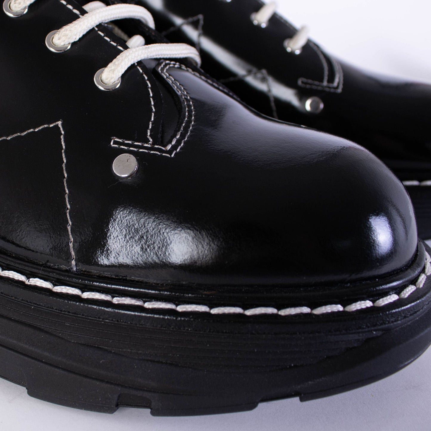 Weiße Schnürsenkel Schwarze Lederstiefel