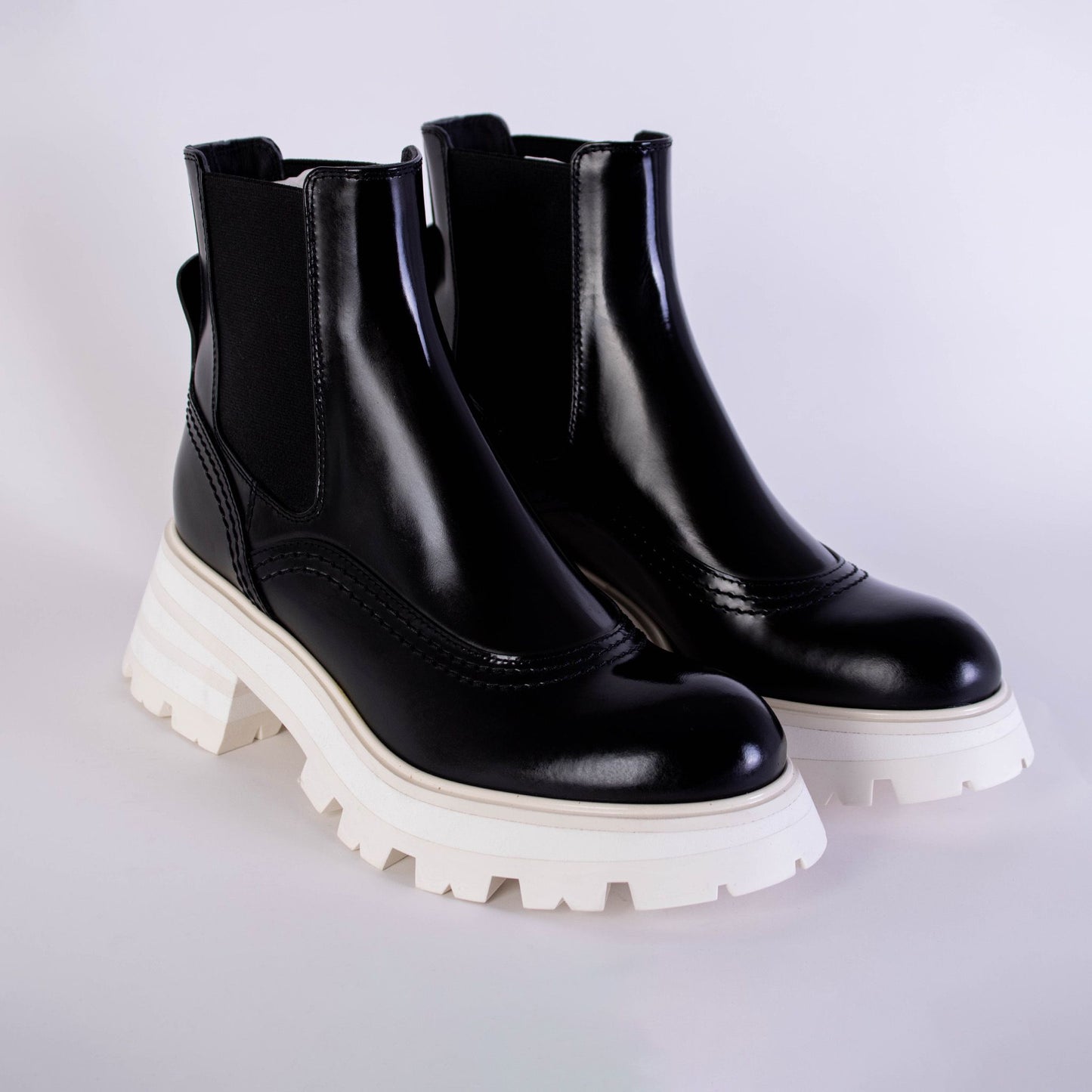 Chelsea-Stiefel aus schwarzem Leder mit weißer Sohle