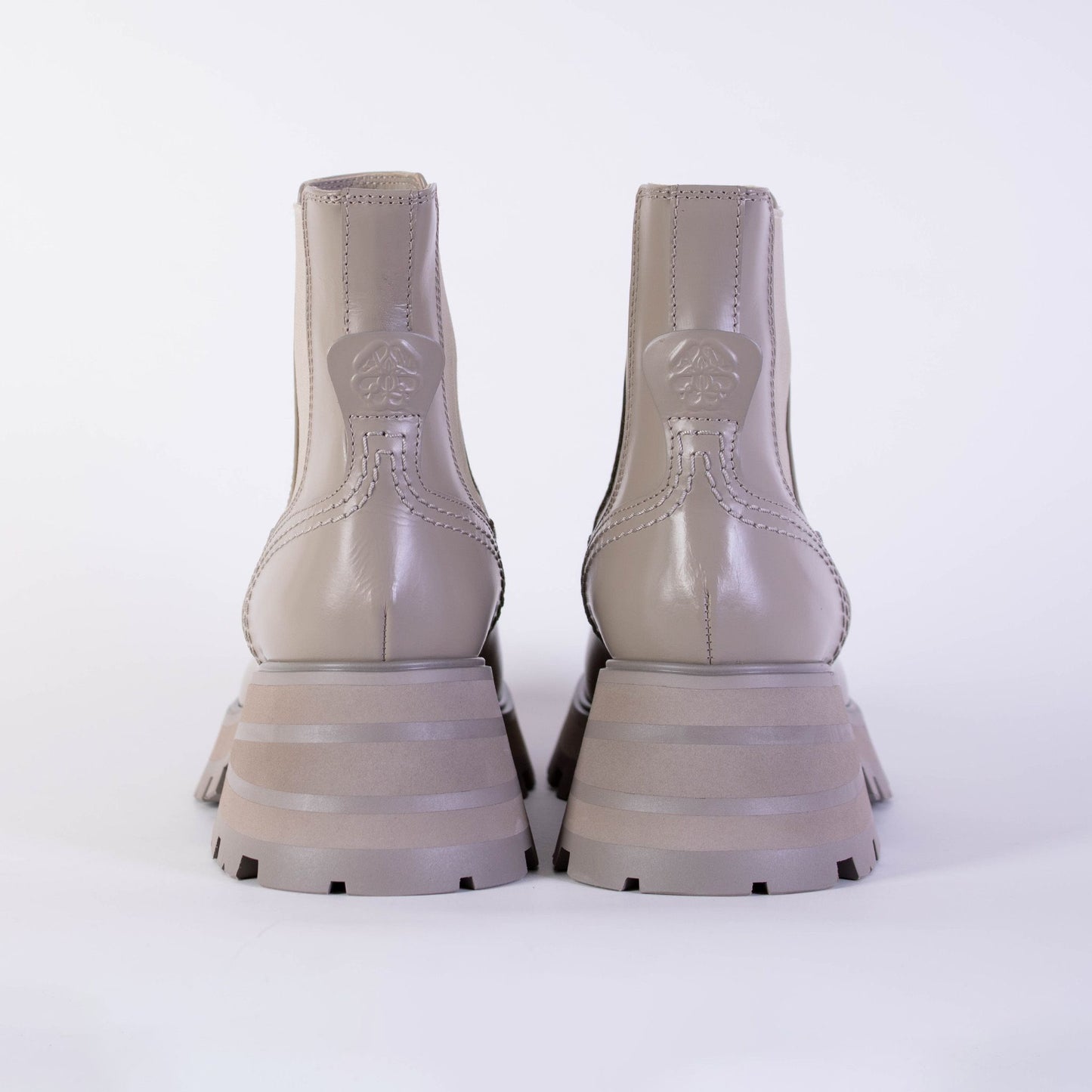 Graue Chelsea-Stiefel aus Leder