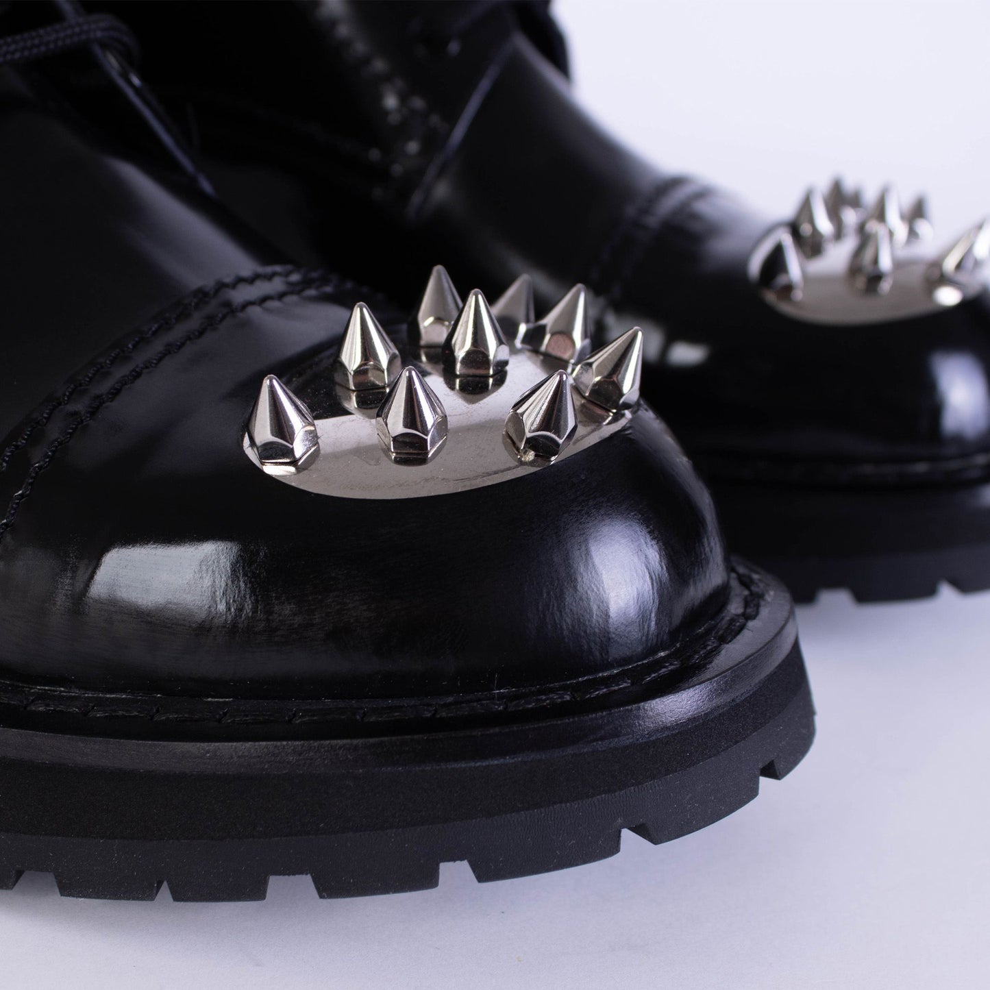 Schwarze Nietenstiefel aus Leder
