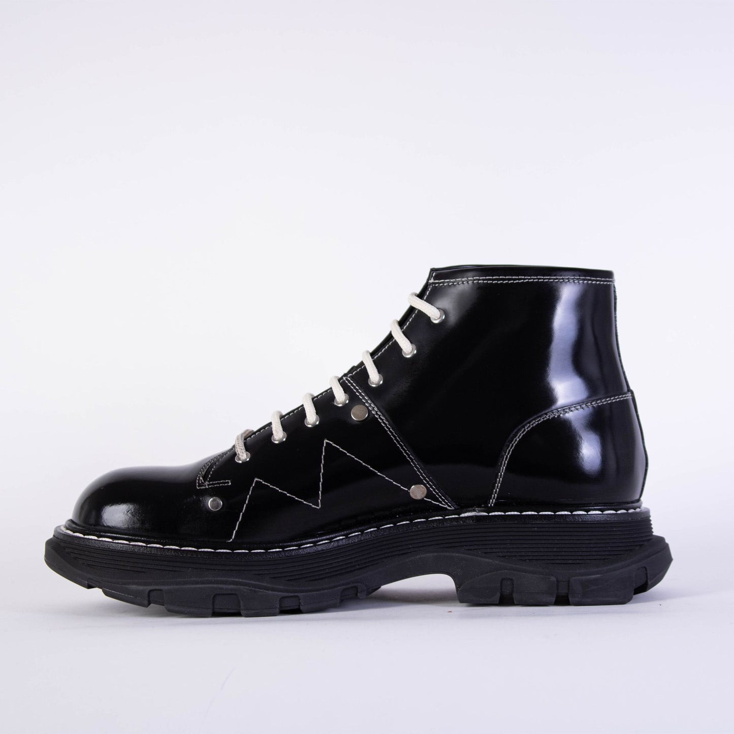 Weiße Schnürsenkel Schwarze Lederstiefel