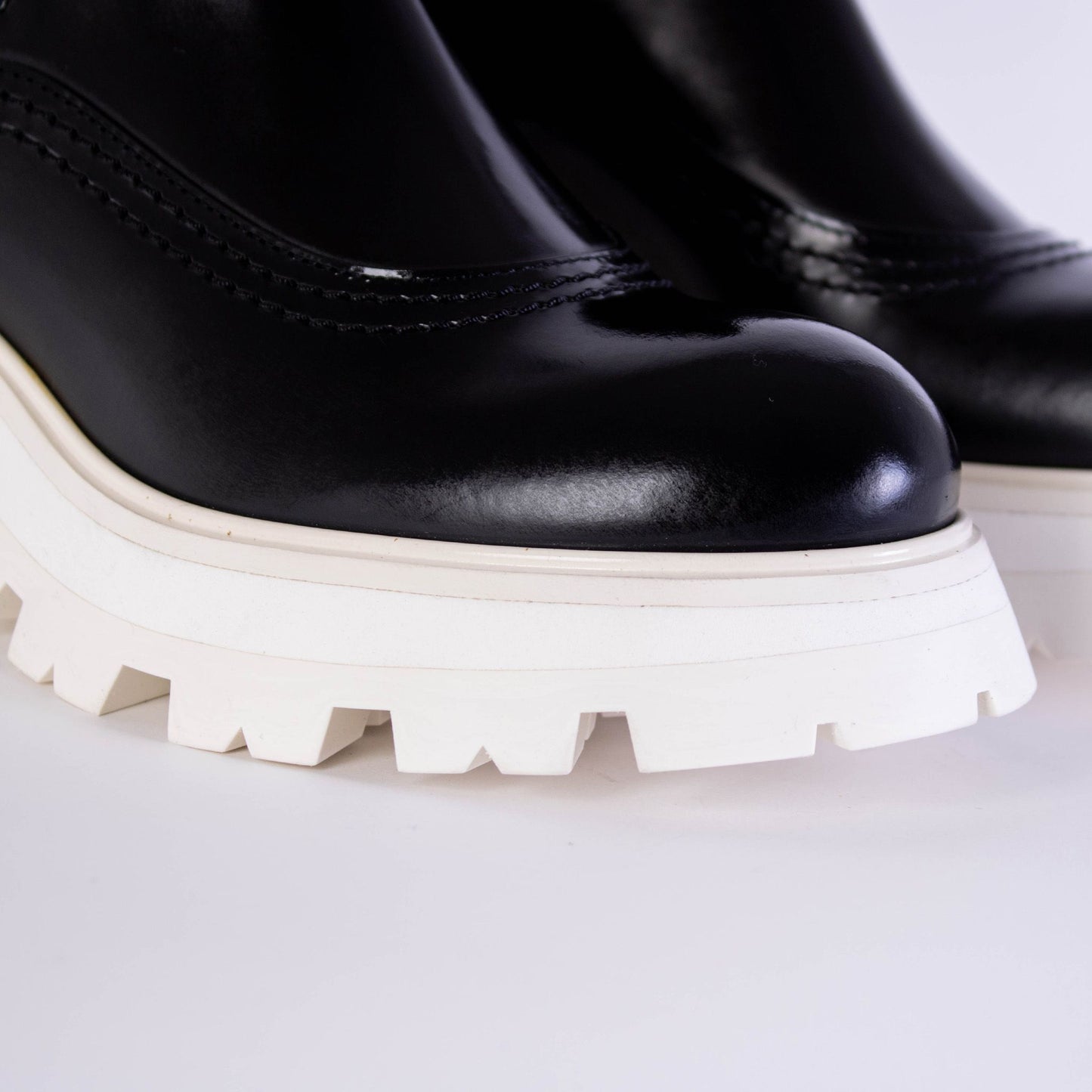 Chelsea-Stiefel aus schwarzem Leder mit weißer Sohle