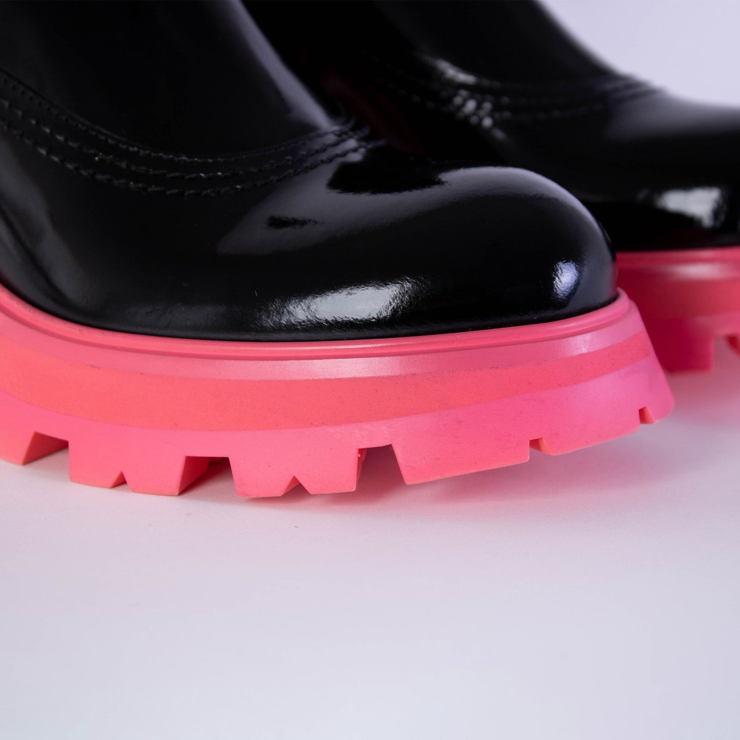 Schwarzes Leder Fluo Rosa Sohle Chelsea Boots
