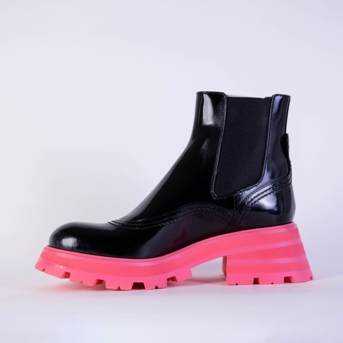 Schwarzes Leder Fluo Rosa Sohle Chelsea Boots