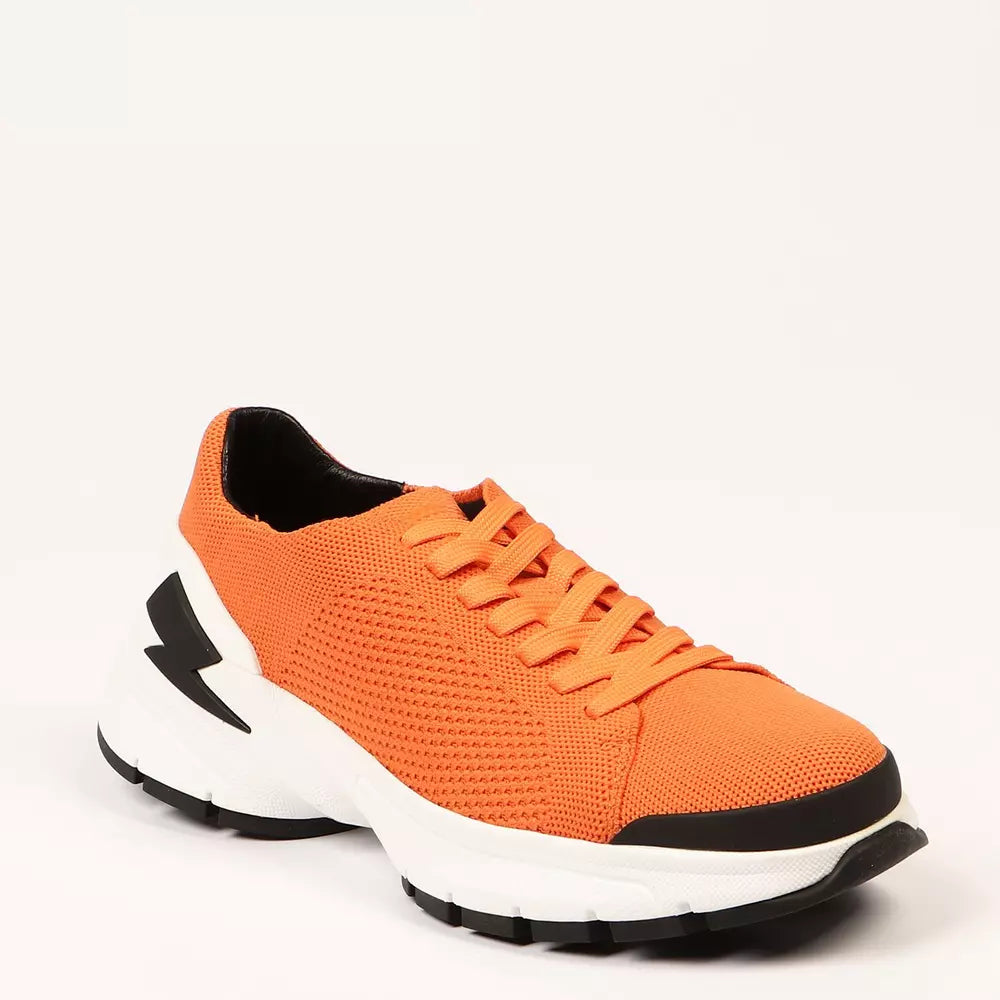 Orangefarbene Sneaker aus Textil und Leder