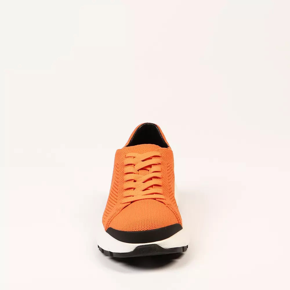 Orangefarbene Sneaker aus Textil und Leder