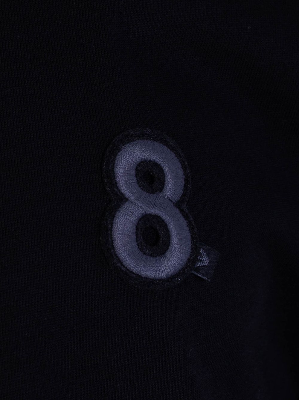 Schwarzes T-Shirt mit Stickerei