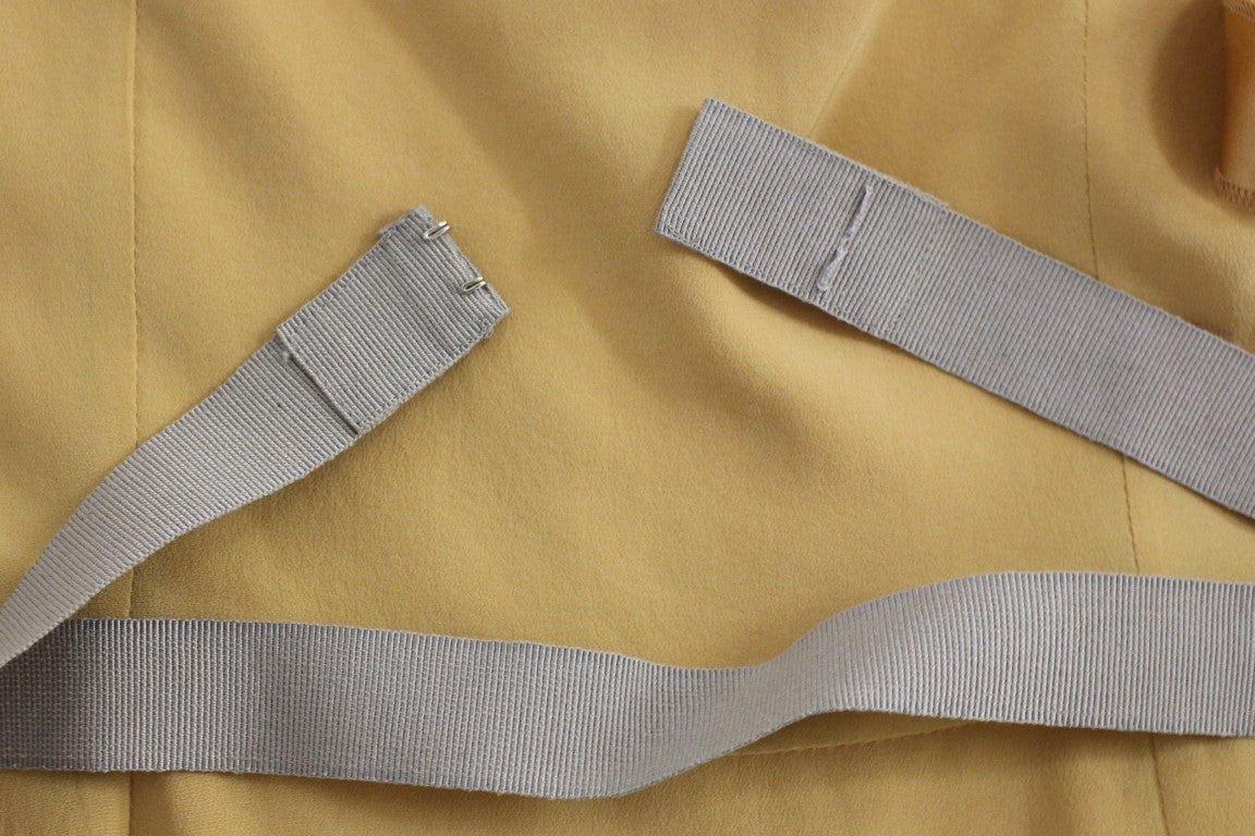 Bronzefarbenes Seiden-Etuikleid