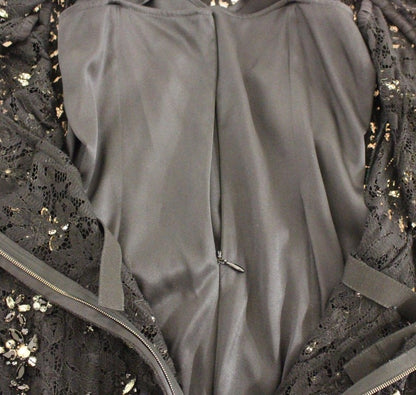 Schwarzes Kleid aus geblümter Spitze mit Kristalleinlage