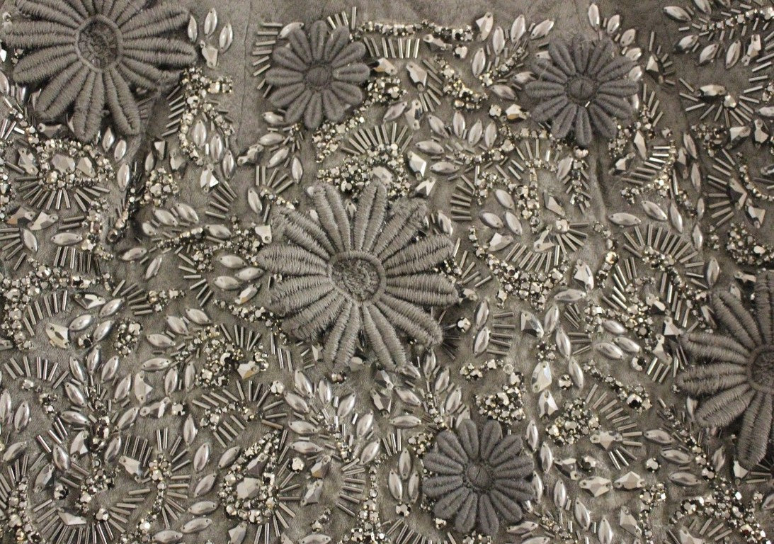 Schwarzes geblümtes, kristallbesetztes Kleid