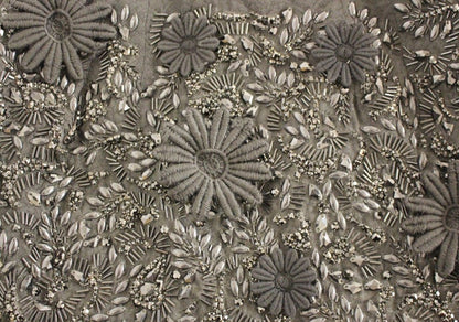 Schwarzes geblümtes, kristallbesetztes Kleid