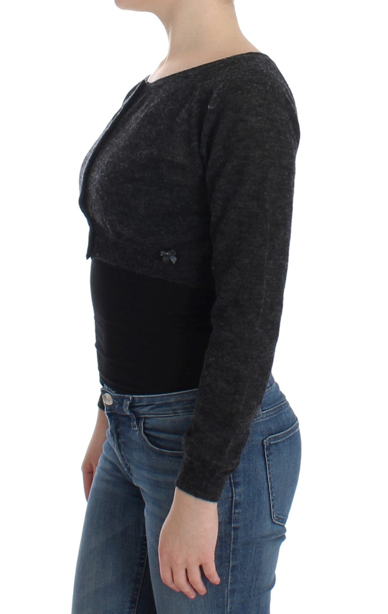 Grauer Strickpullover aus Wolle