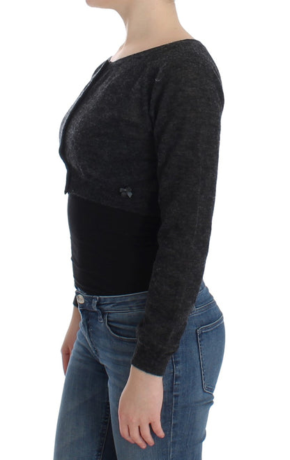 Grauer Strickpullover aus Wolle