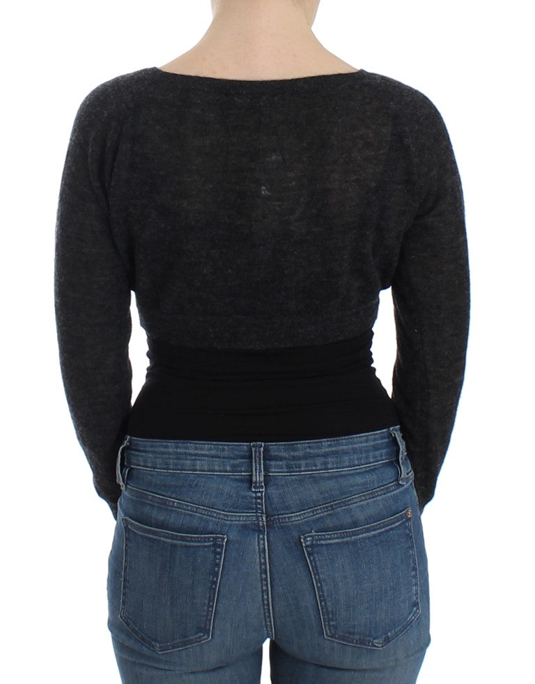 Grauer Strickpullover aus Wolle