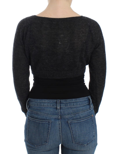 Grauer Strickpullover aus Wolle