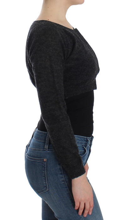 Grauer Strickpullover aus Wolle