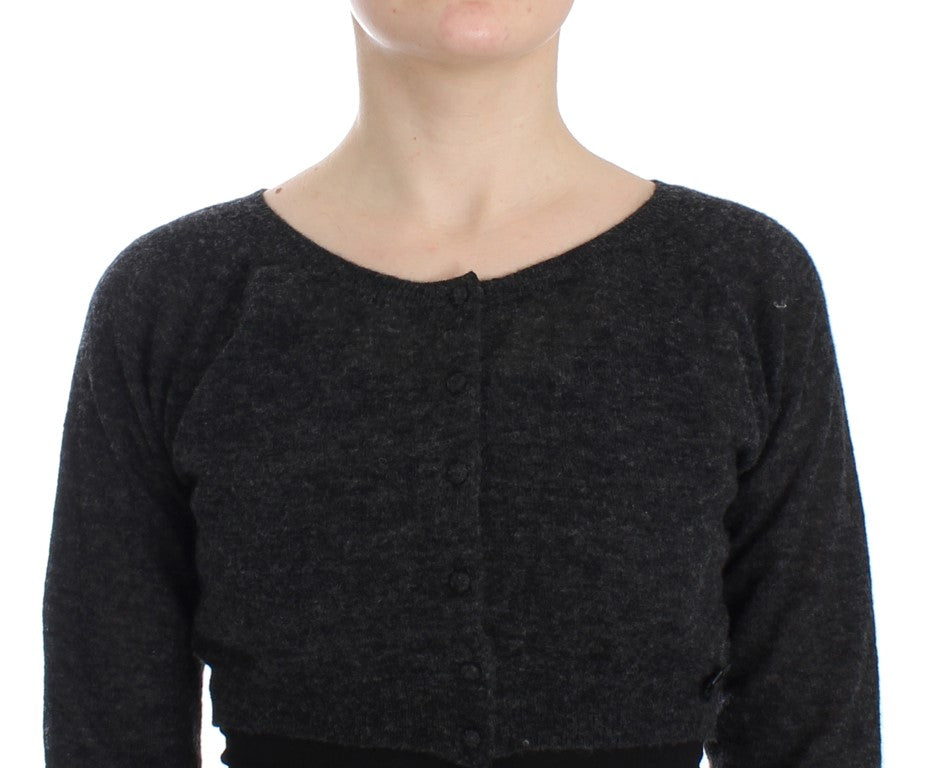 Grauer Strickpullover aus Wolle