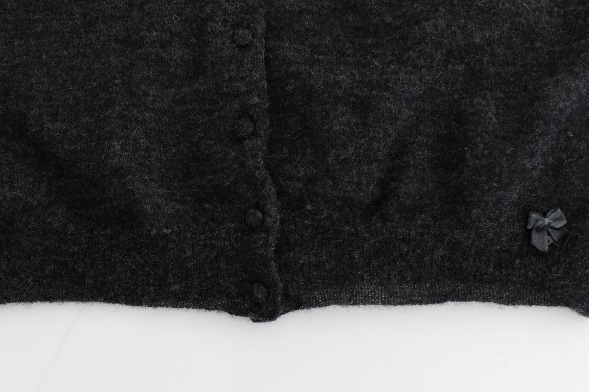 Grauer Strickpullover aus Wolle