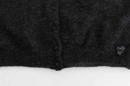 Grauer Strickpullover aus Wolle