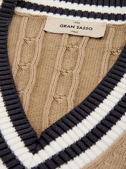 Beigefarbener Baumwollpullover aus Zopfmuster
