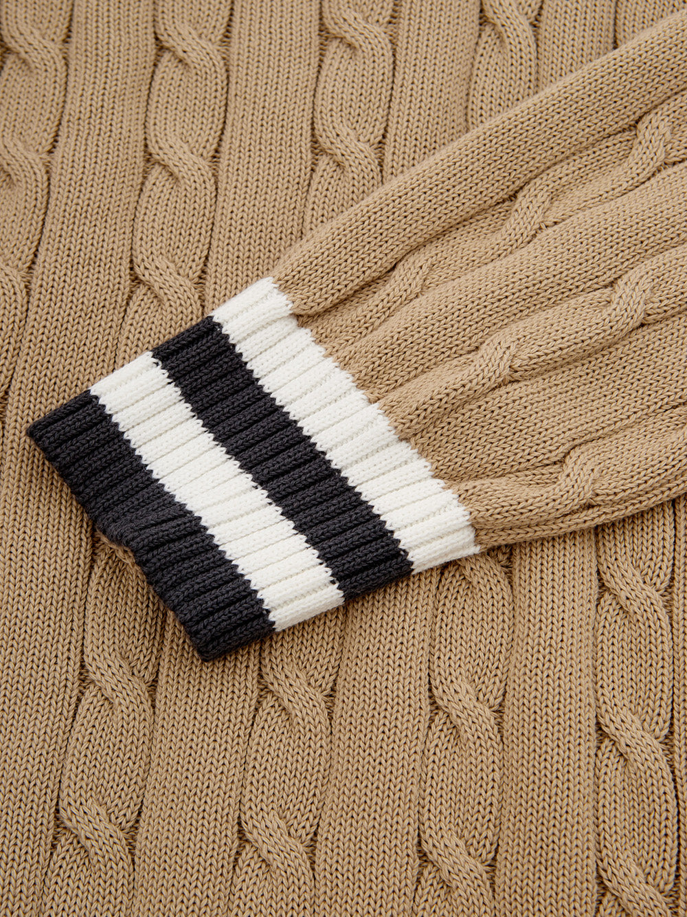 Beigefarbener Baumwollpullover aus Zopfmuster