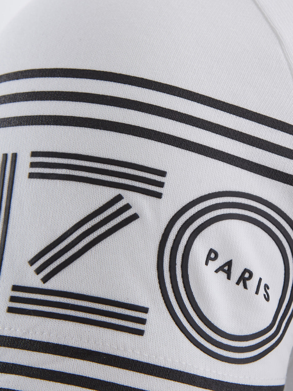 Weißes Baumwoll-T-Shirt mit kontrastierendem Logo auf den Ärmeln