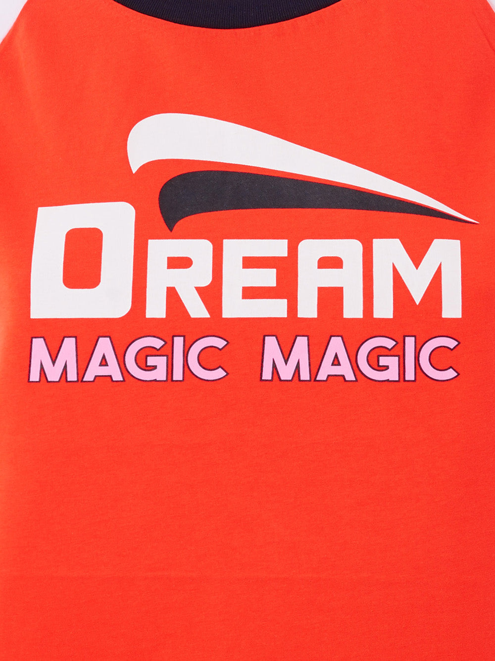 Rotes T-Shirt aus Baumwolle mit kontrastierenden weißen Ärmeln