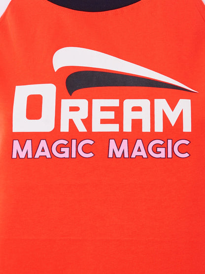 Rotes T-Shirt aus Baumwolle mit kontrastierenden weißen Ärmeln