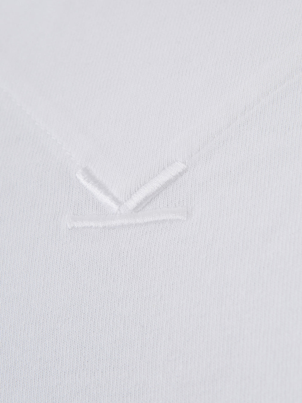 Weißes Baumwoll-T-Shirt mit Frontaufnäher mit Logo