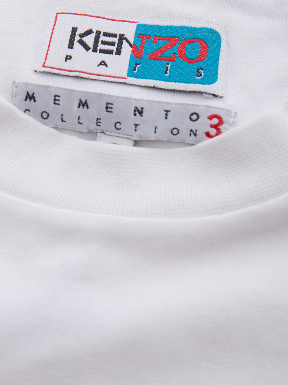 Weißes Baumwoll-T-Shirt mit Frontaufnäher mit Logo