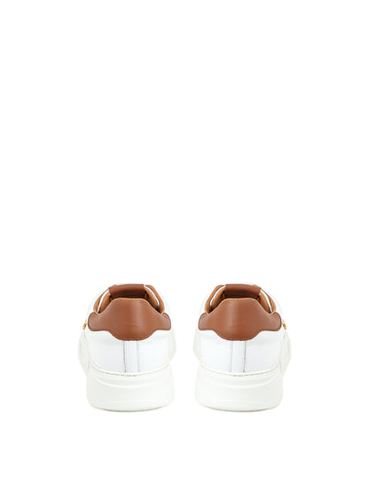 Weiße Leder-Sneakers mit goldenem Logo