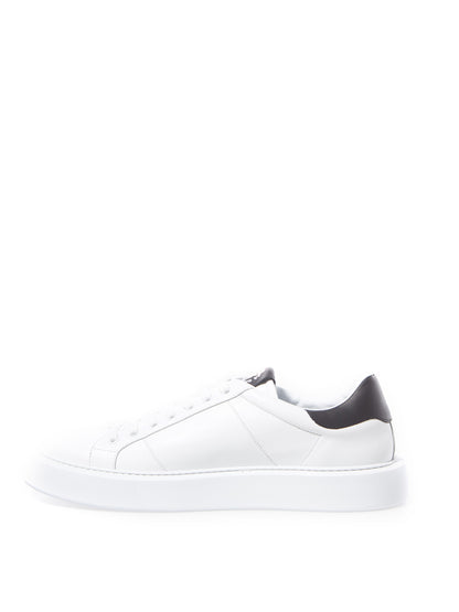 Weiße Leder-Sneakers mit silbernem Logo
