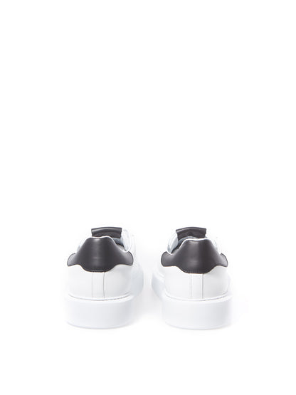 Weiße Leder-Sneakers mit silbernem Logo
