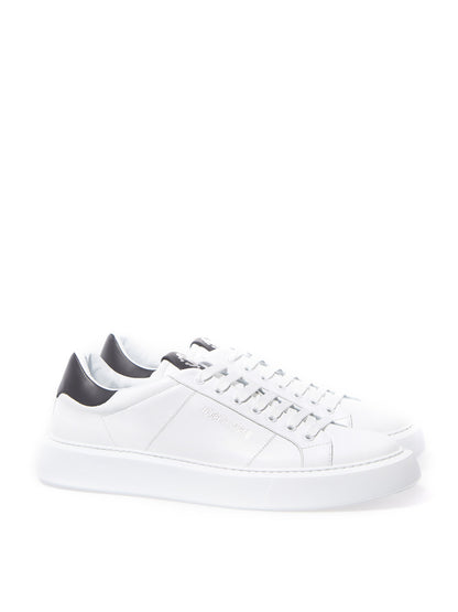 Weiße Leder-Sneakers mit silbernem Logo